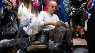 30 yıldır 3 metrekarelik dükkanda ayakkabı tamiri yapıyor, taleplere yetişemiyor