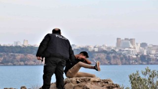 40 metrelik falezin ucunda intihar girişimi film izler gibi izlediler