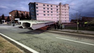 40 tonluk yükle çamura saplandı, 2 saatlik çalışmayla kurtarıldı