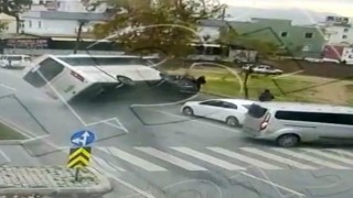5 aracın karıştığı kazada 10 kişi yaralandı: O anlar kamerada