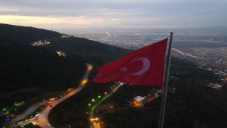 600 metrekarelik Türk bayrağı göklere çekildi