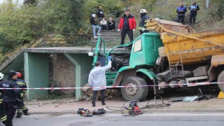 70 metre sürüklenen kamyon beton merdivene çarptı: 1 ölü
