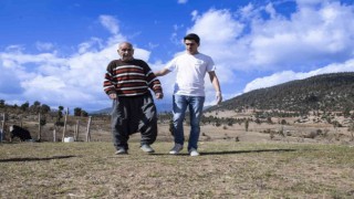 82 yaşında fizik tedaviyle yürümenin keyfini yaşıyor