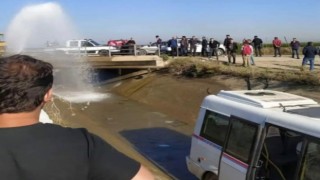 Adanada kaza yapan dolmuş sulama kanalına düştü: 2si ağır 13 yaralı