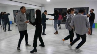 Afgan göçmen gündüz terzilik, akşam ise dans eğitmenliği yapıyor