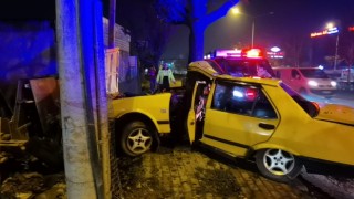 Ağaca çarpan otomobil ikiye bölündü: 2 yaralı