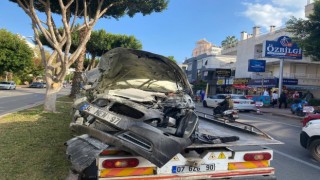 Ağaca çarparak durabilen lüks otomobil hurdaya döndü