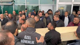 Ağrıda kazada ölenlerin cenazeleri yakınlarına teslim ediliyor