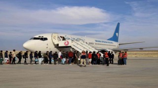 Ağrıda sınır dışı edilen 136 Afgan göçmen, uçakla ülkelerine gönderildi