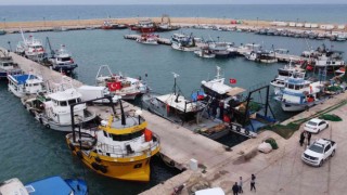 Akdenizde balıkçılara fırtına engeli, tekneler kıyıya yanaştı