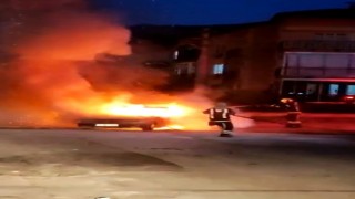 Alev alan otomobil kullanılamaz hale geldi