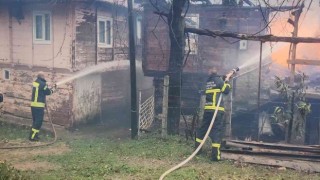 Alevlere teslim olan iki ahşap ev küle döndü