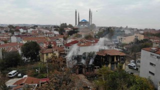 Alevlerin göğe yükseldiği, binanın küle döndüğü yangının boyutu havadan görüntülendi