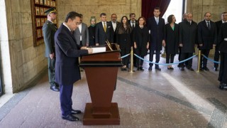 Ali Babacan, Anıtkabir Özel Defteri’ni İmzaladı