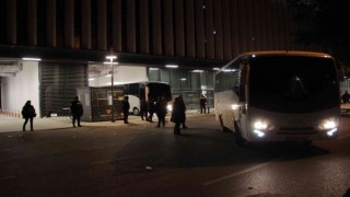 Altay kafilesi, stattan polis otobüsüyle ayrıldı
