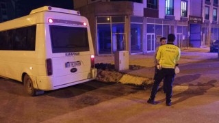 Aniden hareket eden minibüsten düştü
