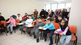 Anneler meslek öğreniyor, çocukları eğleniyor
