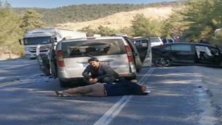 Antalyada 2 araç çarpıştı: 5 yaralı