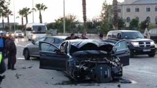 Antalyada çarpışan otomobiller hurdaya döndü: 1 yaralı