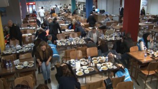 Antalyada kız öğrenciler deprem tatbikatına yemek yerken yakalandı