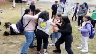 Antalyada kız ortaokul öğrencileri saç başa birbirine girdi, arkadaşları ayırmakta güçlük çekti