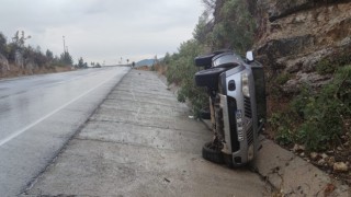 Antalyada kontrolden çıkan kamyonet takla attı: 1 yaralı
