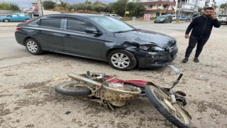 Antalyada motosiklet ile otomobil kavşakta çarpıştı: 1 yaralı