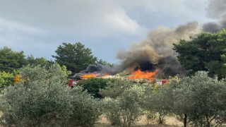 Antalyada ormanlık alana yakın bölgede çıkan ev yangını korkuttu