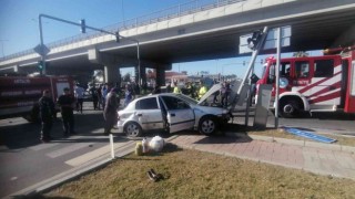 Antalyada otomobil ve 2 motosikletin çarpıştığı kazada 2 kişi yaralandı