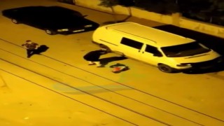 Antalyada vicdanları sızlatan olay: Küçük çocuğu sopayla sokak ortasında dövdü