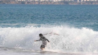 Antalyanın batısında sağanak yağmur: Dünyaca ünlü sahilde dalga keyfi