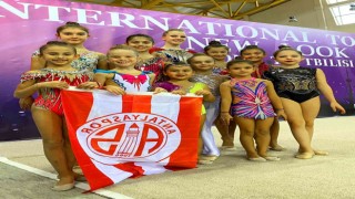 Antalyasporlu jimnastikçiler Tifliste kürsüden inmedi