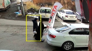 Araba çarpmasın diye yolu kontrol ederken reklam direğine çarptı