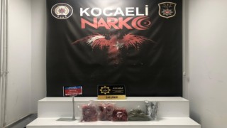 Araca zulalanmış 2 kilo uyuşturucuyu narkotik köpeği buldu