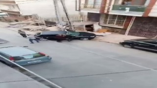 Aracıyla geçerken sarkıntılık yaptı, sokak ortasında kalaslarla dövüldü