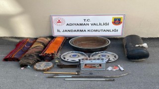 Araçlardan parça çalan 2 şahıs, tutuklandı