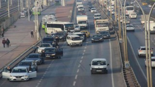 Araçlarını durdurup Ataya saygı duruşunda bulundular