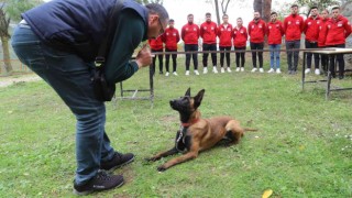 Arama kurtarma köpekleriyle uygulamalı eğitim veren tek üniversitede geleceğin köpek eğitmenleri yetişiyor