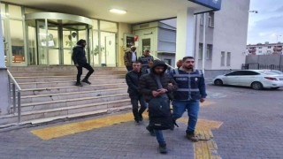Aranan şahıslar polisten kaçamadı