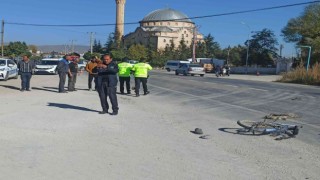 Arazi aracıyla çarpışan bisiklet ikiye bölündü, sürücüsü öldü