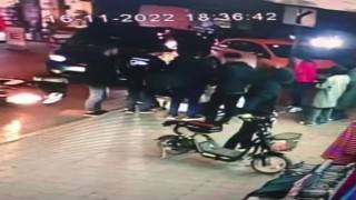 Ataşehirde otomobilin çarpmasıyla yere düşen moto kurye kaldırımdaki taşlara çarptı