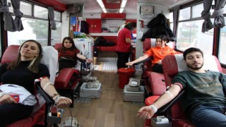 Avrasya Üniversitesi öğrencilerinden kan bağışı