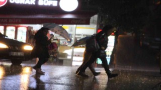 Aydında beklenen sağanak yağış başladı
