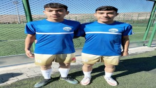 Aynı takımdaki ikiz futbolcular ilgi odağı oluyor