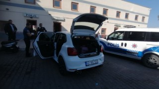 Ayrı yaşadığı eşinin habersiz aldığı otomobilini otoparkta buldu, silah ve uyuşturucu düzeneğini görünce polise koştu