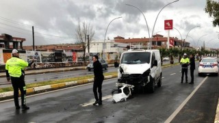 Ayvalıkta para nakil aracı ile otomobil çarpıştı: 1 yaralı
