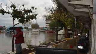 Ayvalıkta sağanak yağış hayatı olumsuz etkiledi
