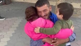 Baba ile çocuklarının aylar sonra duygulandıran buluşması