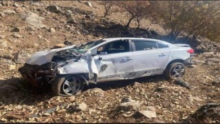 Baba ile oğlu hurdaya dönen araçtan sağ çıktı