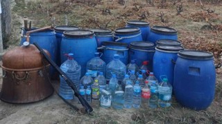 Bağ evinde 2 buçuk ton kaçak içki ele geçirildi